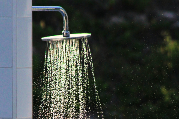 Ramen wassen Regenboog Machtigen 5x water besparen in de badkamer | Sanisale.com